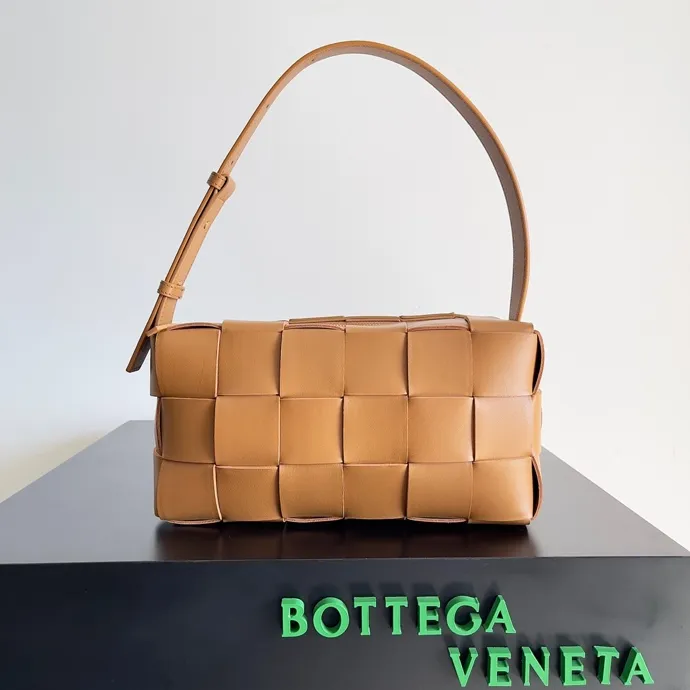 Batch 1460 #B's new model is coming! BRICK CASSETTE armpit bag, the traditional woven logo is instantly recognizable✅ Large grid weaving has always been fashionable, armpit bags are even more fashionable and foreign-style. Elegant big brick🧱 Sheepskin material is light and comfortable, has a huge sense of capacity and space, has a dark layer inside, practical inside, fashionable appearance design, durability and temperament coexist. Elegant big brick, come and plant the same underarm bag from star Zhou Yutong! Size: 28x14x10 Model: 9306